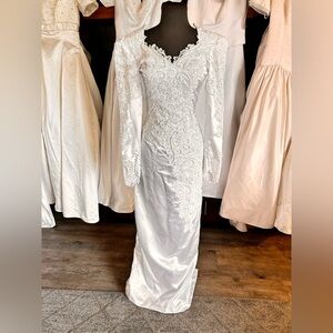 Elegant White Lace Appliqué Long-Sleeve Wedding Dress